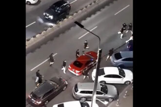 video mai multi barbati s au luat la bataie pe un bulevard din ploiesti blocand circulatia cand a ajuns politia scandalagiii plecasera 68c95d2ce23f5