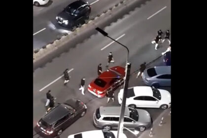 video mai multi barbati s au luat la bataie pe un bulevard din ploiesti blocand circulatia cand a ajuns politia scandalagiii plecasera 68c95d2ce23f5