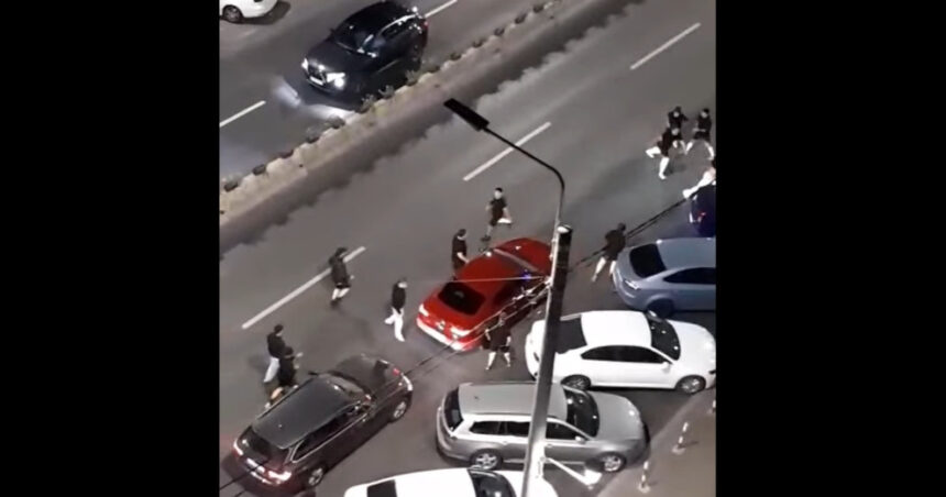 video mai multi barbati s au luat la bataie pe un bulevard din ploiesti blocand circulatia cand a ajuns politia scandalagiii plecasera 68c95d2ce23f5