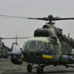 video momentul in care echipajul ucrainean al unui elicopter mi 8 doboara o drona rusa shahed 136 cu ajutorul mitralierei de la bord 68c3c77e240a9