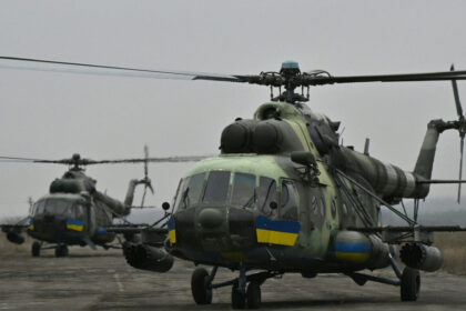 video momentul in care echipajul ucrainean al unui elicopter mi 8 doboara o drona rusa shahed 136 cu ajutorul mitralierei de la bord 68c3c77e240a9