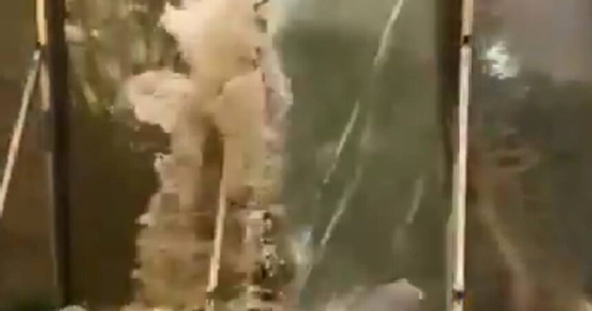 video momentul in care valurile taifunului ragasa sparg usile din sticla ale unui hotel din hong kong 68d545ffdd233