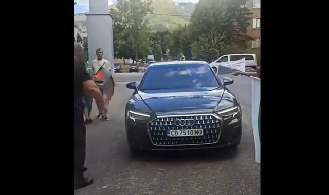 video nationalistii bulgari au atacat o masina crezand ca in interior este ursula von der leyen 68b5a77f6e5e3
