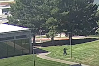 video noi imagini cu atacatorul lui charlie kirk publicate de politie anchetatorii au reconstituit miscarile presupusului asasin 68c3bcbd1a6c6