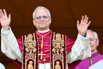video papa leon implineste astazi 70 de ani suveranul pontif a primit un tort de ciocolata de la portillos din chicago 68c66da1a780c