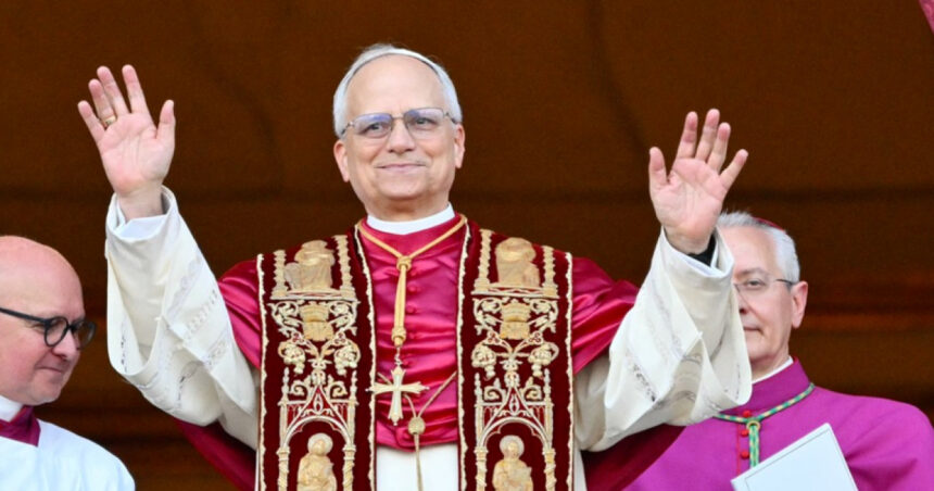 video papa leon implineste astazi 70 de ani suveranul pontif a primit un tort de ciocolata de la portillos din chicago 68c66da1a780c