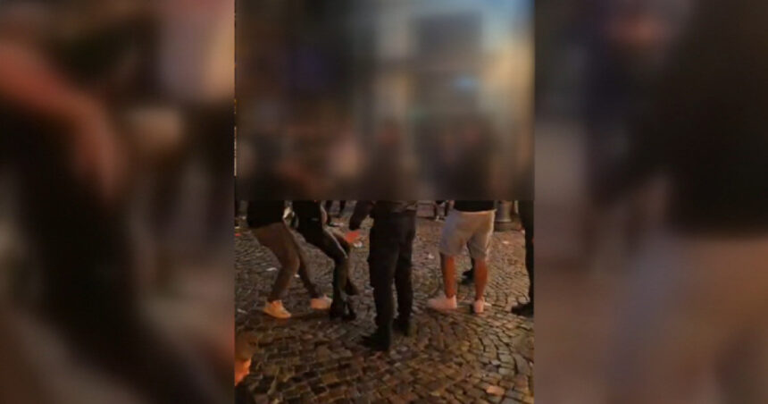 video scene socante in centrul vechi din capitala bodyguarzii unui local au snopit in bataie mai multi tineri de la ce a pornit scandalul 68d916590579c