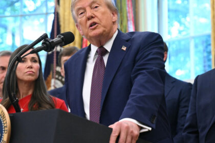 video trump si a facut prima aparitie publica dupa o saptamana in care s a vorbit despre moartea sa cum a reactionat presedintele sua 68b7687e8b76d