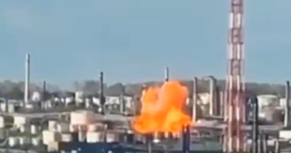 video ucraina a atacat cu drone una dintre cele mai mari rafinarii de petrol din rusia un incendiu a izbucnit in instalatie 68c5bde0711ed