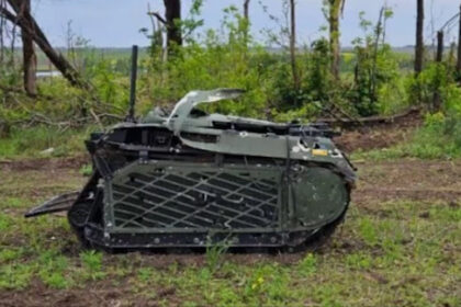 video ucraina foloseste drone terestre pe front vehicule militare controlate de la distanta ce pot transporta munitie si raniti 68bd41957670c