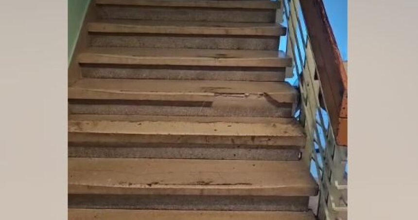 video un pacient a murit la spitalul din resita dupa ce o treapta s a rupt in timp ce barbatul cobora scarile politia a deschis o ancheta 68c8127a49485