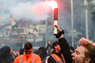 videofoto blocati totul proteste de amploare in franta aproape 300 de persoane arestate ofiterii antirevolta au folosit gaze lacrimogene 68c16a6822b2a