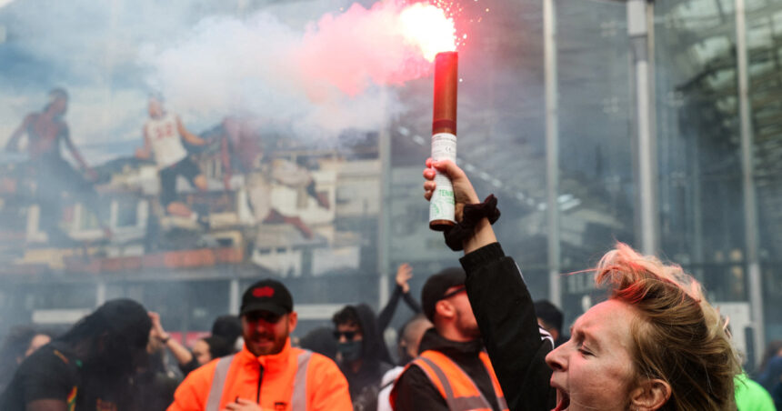 videofoto blocati totul proteste de amploare in franta aproape 300 de persoane arestate ofiterii antirevolta au folosit gaze lacrimogene 68c16a6822b2a