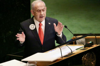 videofoto netanyahu a sustinut un discurs istoric la onu transmis prin megafoane pentru a fi auzit de ostaticii din gaza qr code ul lui bibi 68d6b39f3499d