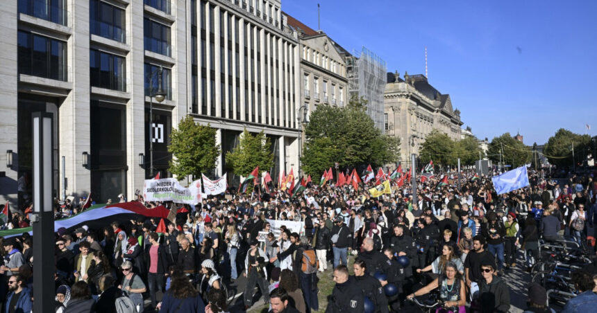 videofoto protest urias la berlin 50 000 de oameni au cerut oprirea razboiului din gaza manifestatii si la geneva stockholm 68d8d00a79fbb