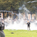 violente la o manifestatie anti imigratie la haga protestatarii au aruncat cu pietre si incendiat masini riposta a jandarmilor 68cec0135555e