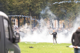 violente la o manifestatie anti imigratie la haga protestatarii au aruncat cu pietre si incendiat masini riposta a jandarmilor 68cec0135555e