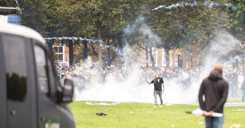 violente la o manifestatie anti imigratie la haga protestatarii au aruncat cu pietre si incendiat masini riposta a jandarmilor 68cec0135555e