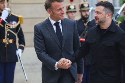 volodimir zelenski a ajuns la paris unde va discuta cu liderii ue din coalitia vointei participantii il vor suna si pe donald trump 68b8ab05681f6