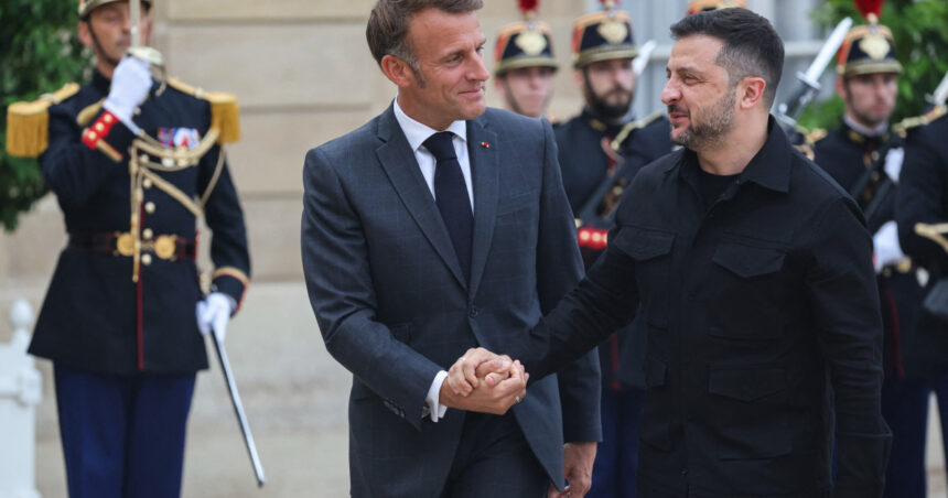 volodimir zelenski a ajuns la paris unde va discuta cu liderii ue din coalitia vointei participantii il vor suna si pe donald trump 68b8ab05681f6