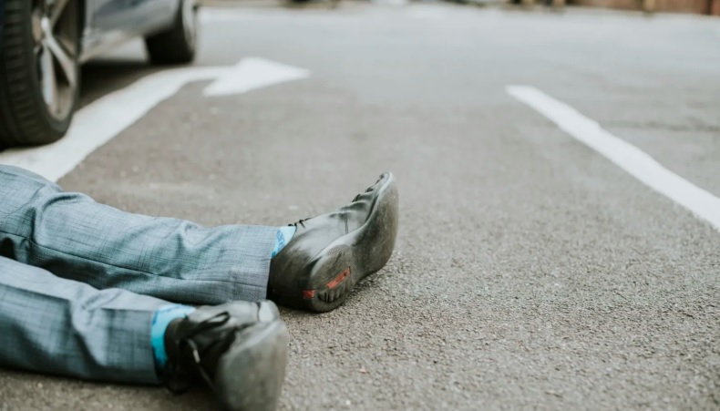 Un șofer fugar, fără permis, prins în 2025 după ce a ascuns vehiculul într-un câmp de porumb, după un accident tragic. 1 a ascuns masina intr un lan de porumb dupa un accident mortal soferul fara permis condamnat si fugit din tara prins in 2025 68f82c857485f