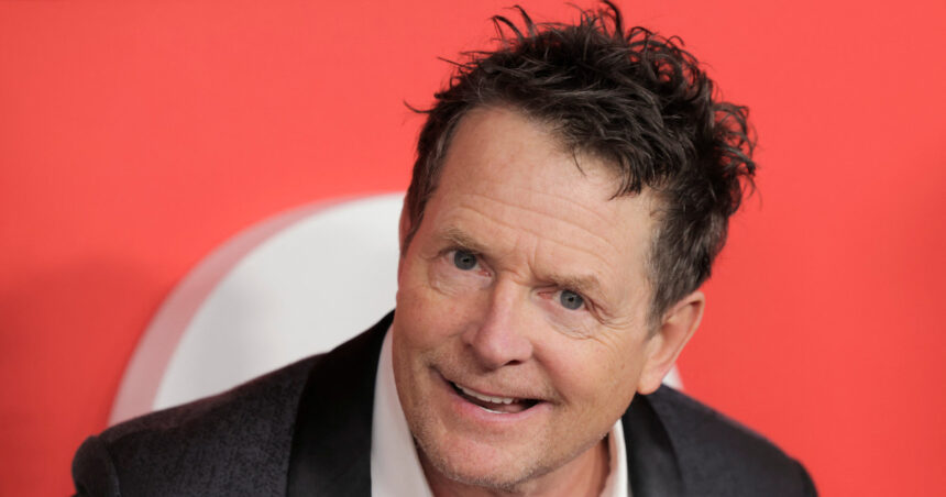 Michael J. Fox descrie lupta cu Parkinsonul ca pe un duel cu un inamic: „Totul depinde de modul în care te ridici în fața lui” 1 actorul michael j fox compara boala parkinson cu un agresor totul tine de felul in care te ridici impotriva lui 6904efd211fba