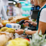 Sancțiuni pentru cumpărători și vânzători care ignoră regulile în magazine și parcări: când trebuie să respecți dreptul de prioritate 13 amenzi pentru clientii si comerciantii care nu respecta legea in magazine si in parcari cand esti obligat sa acorzi prioritate 6903000f0eb8f