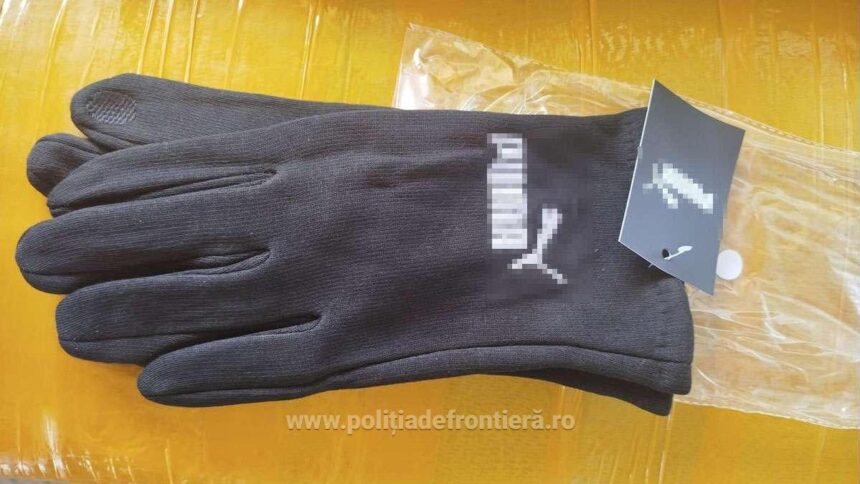 Produse de sezon de contrabandă în valoare de circa 1,4 milioane de lei, capturate de polițiștii de frontieră ai Gărzii de Coastă 1 articole de sezon susceptibile a fi contrafacute in valoare de aproximativ 14 milioane lei confiscate de politistii de frontiera din cadrul garzii de coasta 68de4397503a2