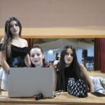 Balul Bobocilor cu inimă: tinerii din Băneasa sprijină o bătrână și pe nepoții ei 5 balul bobocilor care schimba vieti tinerii din baneasa au ajutat o pe batranica anife si nepotii sai 68fceffd68004