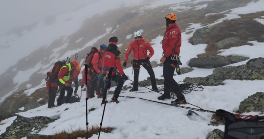 Bărbat rătăcit în munți, descoperit într-un adăpost de ciobani, cu hipotermie și vânătăi: „Cu puțin mai mult, soarta ar fi putut fi diferită” 1 barbat plecat pe munte gasit intr un bordei al ciobanilor cu hipotermie si contuzii putin a lipsit ca deznodamantul sa fie altul 6902493b15f97