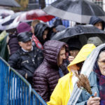 "Reflectii asupra pelerinajului de la Iași cu ocazia Sfintei Parascheva: 300.000 de credincioși în opt zile și așteptări de până la 15 ore" 2 bilantul pelerinajului de la iasi de sfanta parascheva 300 000 de participanti in opt zile timpul de asteptare a ajuns si la 15 ore 68f008fc2858d