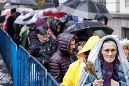 bilantul pelerinajului de la iasi de sfanta parascheva 300 000 de participanti in opt zile timpul de asteptare a ajuns si la 15 ore 68f008fc2858d