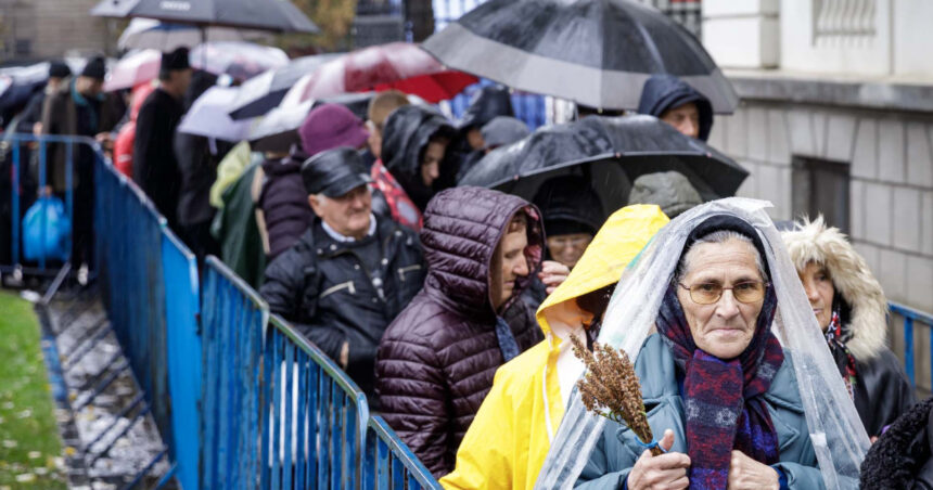 "Reflectii asupra pelerinajului de la Iași cu ocazia Sfintei Parascheva: 300.000 de credincioși în opt zile și așteptări de până la 15 ore" 1 bilantul pelerinajului de la iasi de sfanta parascheva 300 000 de participanti in opt zile timpul de asteptare a ajuns si la 15 ore 68f008fc2858d