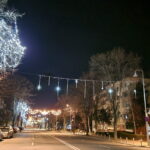 Orașele din România investesc în strălucirea Crăciunului, chiar și în vremuri de austeritate: sumele alocate pentru luminițe sunt impresionante! 3 bugete generoase pentru luminitele de craciun in plina austeritate cat platesc orasele din romania 68eee6e5f40b8