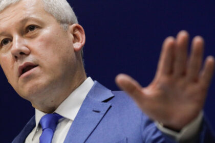 catalin predoiu da asigurari ca niciun angajat nu va ramane fara loc de munca dupa reorganizarea mai 68f923cea3f59