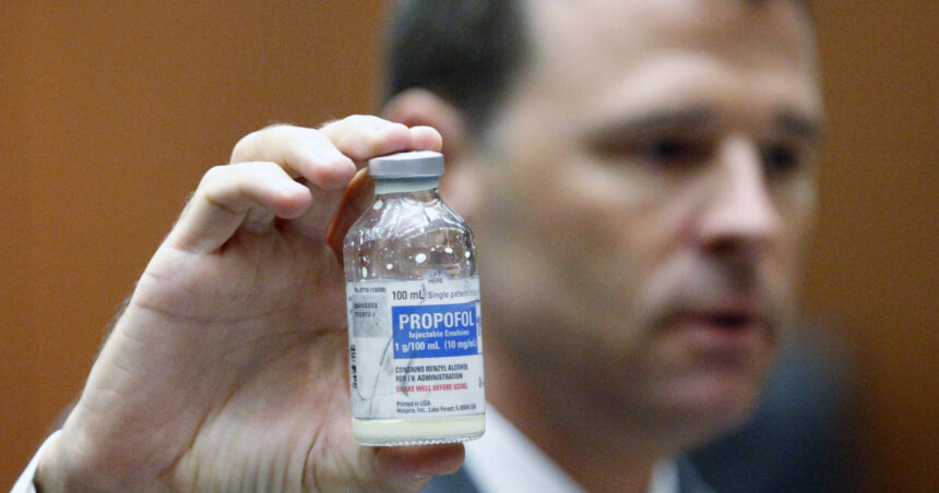 Propofol: Substanța misterioasă legată de tragedia doctoriței din Buzău și de moartea lui Michael Jackson 1 ce este propofol anestezicul gasit in camera unde a murit doctorita din buzau medicamentul cauza decesului lui michael jackson 69023eaa08d86