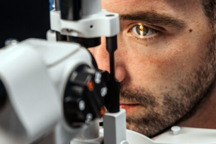 cercetatorii au inventat un microcip revolutionar care ii ajuta pe pacientii orbi sa isi recapete vederea cum functioneaza implantul 68f71f04d2b50