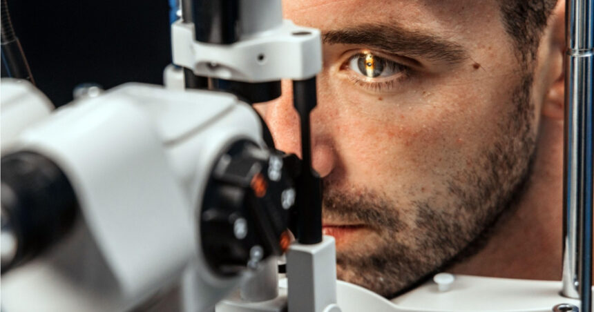 Cercetătorii au creat un microcip inovator care le redă vederea pacienților cu deficiențe de vedere. Descoperă cum acționează acest implant spectacular! 1 cercetatorii au inventat un microcip revolutionar care ii ajuta pe pacientii orbi sa isi recapete vederea cum functioneaza implantul 68f71f04d2b50