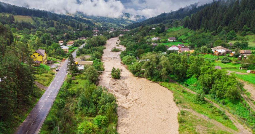 Alertă de inundații în mai multe județe: Recomandările specialiștilor hidrologi și măsurile de prevenire propuse 1 cod rosu de inundatii pe rauri din mai multe judete avertismentul hidrologilor si masurile anuntate 68de6388f3f67