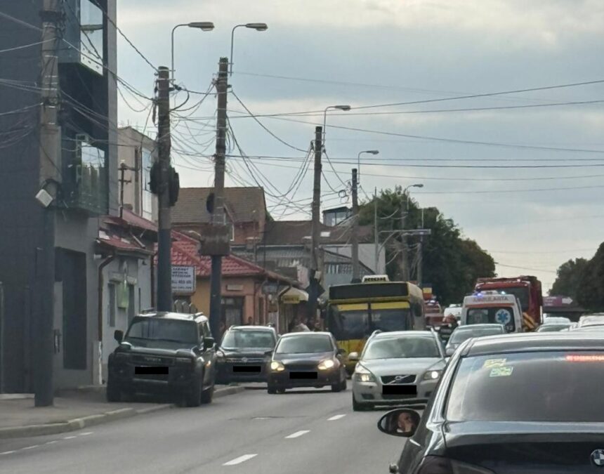 Constanța: Coliziune serioasă pe I.C. Brătianu între un autobuz și o mașină. Unul dintre conducători se află în stare de inconștiență. 1 constanta accident grav pe i c bratianu intre un autobuz si un autoturism unul dintre soferi este inconstient 68dd1e4e7e40b