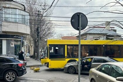 constanta accident pe i c bratianu intre un autobuz si un autoturism 68dd1adea3a1e