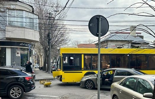 Constanța: Coliziune pe I.C. Brătianu între un autobuz și o mașină personală 1 constanta accident pe i c bratianu intre un autobuz si un autoturism 68dd1adea3a1e