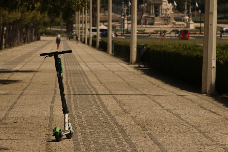 Un micut de 6 ani din Constanța, lovit de o trotinetă electrică pe pista dedicată bicicletelor, după ce a pătruns fără precauție. 1 copil de 6 ani din constanta accidentat de o trotineta electrica dupa ce a intrat pe pista de biciclete fara sa se asigure 68de4601db8b7