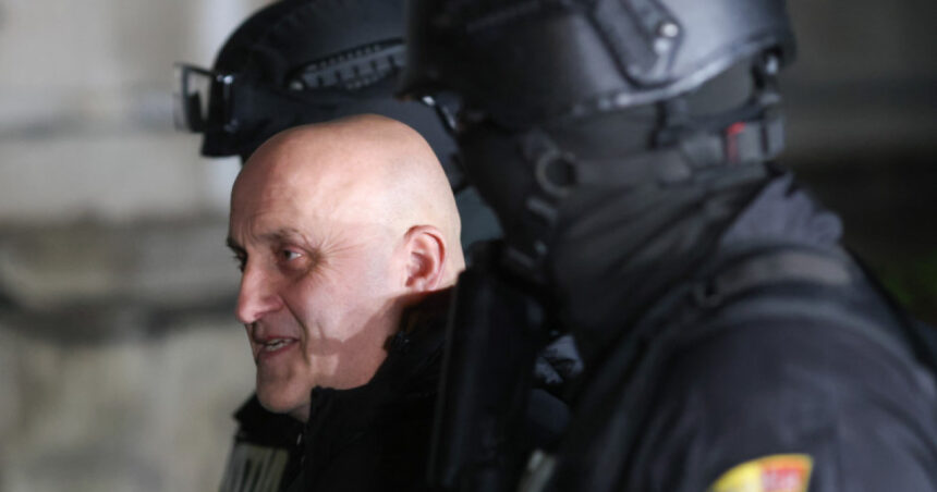 „Descoperirea controversată a introducerii armamentului în România de către Horațiu Potra: declarațiile procurorului general Alex Florența despre posibile complicități” 1 cum a introdus horatiu potra armament in romania alex florenta procurorul general a fost cu sprijinul probabil al unor functionari 68f1c070aa3bb