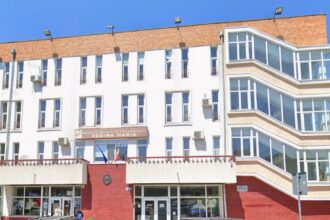 dezbatere educativa la colegiul national de arte regina maria elevii primesc lectii de istorie si civism de la adrian cioroianu 68ee5ded516c3