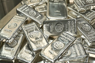 dupa aur si cotatia argintului atinge un nivel record de ce spun analistii ca totusi investitiile in argint nu sunt recomandate 68edeb9bf1bb9