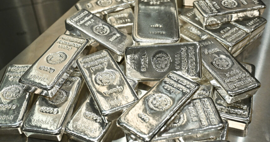 Argintul ajunge la cote istorice, dar experții avertizează: investițiile în acest metal prețios nu sunt o alegere înțeleaptă. 1 dupa aur si cotatia argintului atinge un nivel record de ce spun analistii ca totusi investitiile in argint nu sunt recomandate 68edeb9bf1bb9
