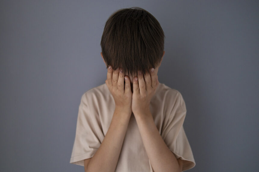 Un adolescent de 13 ani, agresat de tatăl unui prieten: Incidentul s-a petrecut în apropierea școlii 1 elev de 13 ani batut mar de tatal unui coleg evenimentul a avut loc langa scoala 68efd98652abd