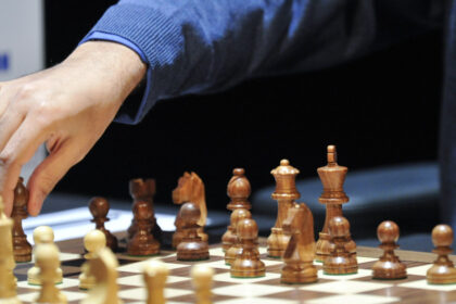 federatia internationala de sah il ancheteaza pe marele maestru rus vladimir kramnik care l a acuzat pe americanul naroditsky ca trisa 68fa0853885af