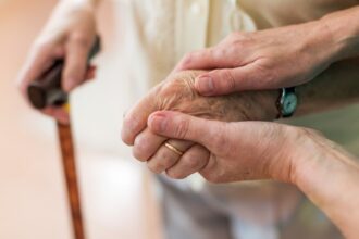 femeie batuta cu carja si cu palmele doua zile la rand de propriul fiu pentru ca nu i a gatit 68ddc4176b432